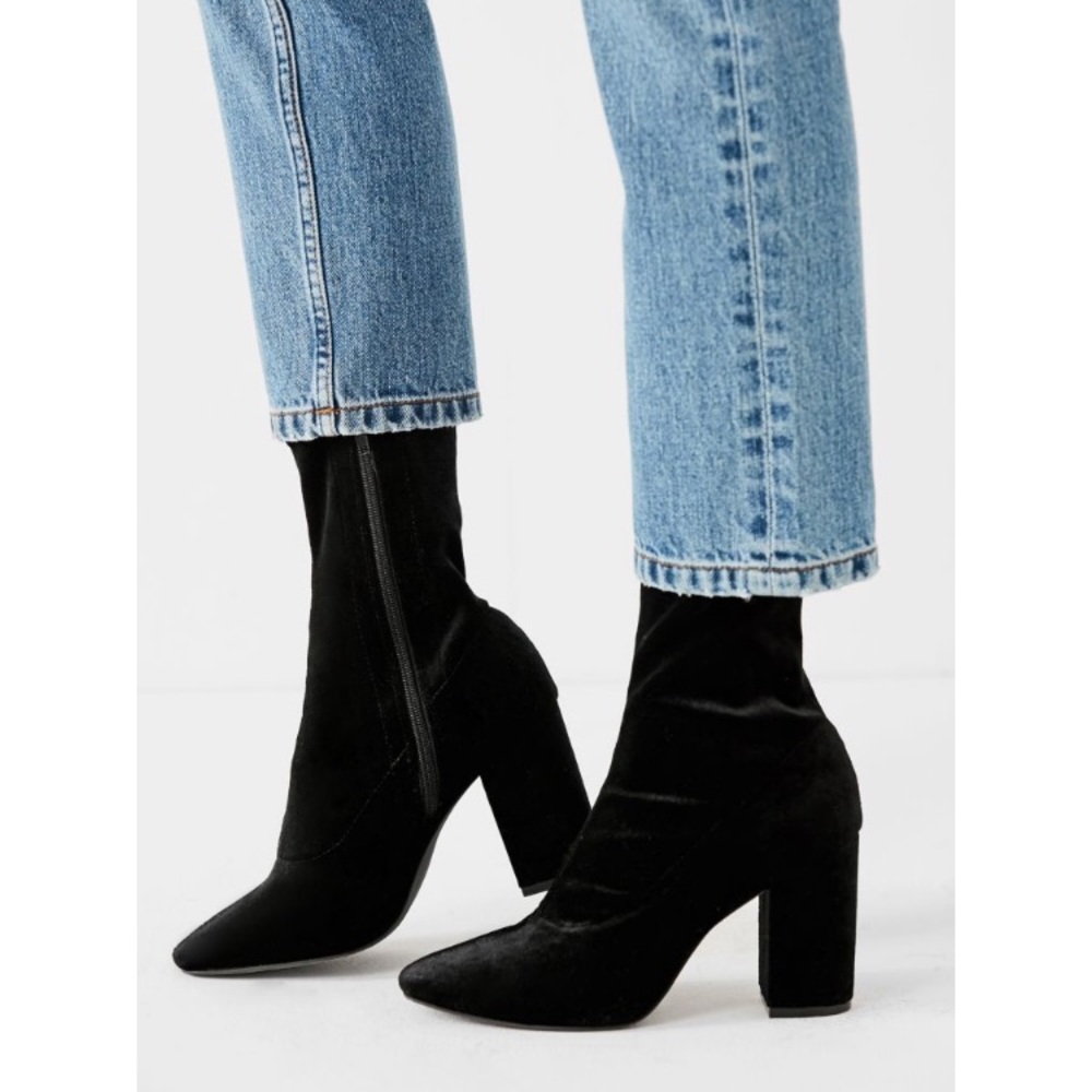Urban Outfitters 🌸 Velvet Glove Boots